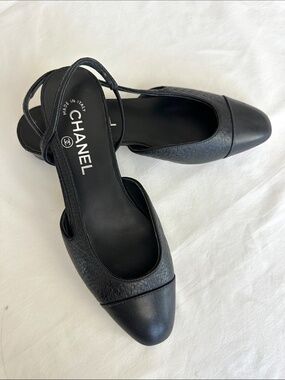 Pre-Owned** CHANEL  Black Leather Slingback Capped Toe Flats with Logo Heel